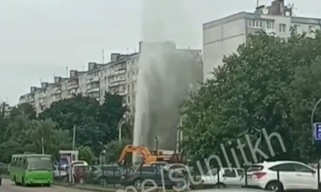 "Доверилась делам": в Харькове забил фонтан в десятки метров высотой, видео