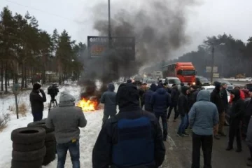 Блокада Києва: активістів “відправили” до ресторану (фото)