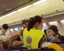 Чоловік влаштував бунт в літаку "Одеса-Анталія", відео скандалу: "Я вам створю такі незручності"