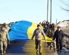 День соборности: на Донбассе под звуки выстрелов развернули гигантский флаг (фото)