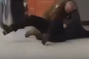 "Викликайте поліцію!": жінка без маски влаштувала жорстку бійку в супермаркеті