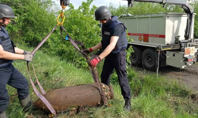 "250 килограмм": авиабомбу нашли на Харьковщине, съехались спасатели