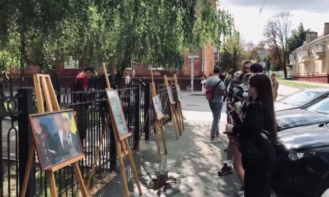 Активісти підтримали патріотів виставкою під стінами суду