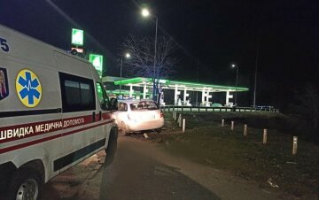 Трагедія трапилася в Києві під час руху: некероване таксі "летіло" 40 метрів, фото і деталі