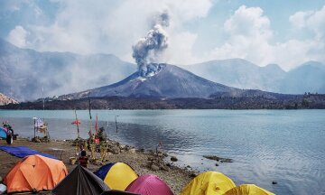 Извержение вулкана в Индийском океане сняли с высоты птичьего полета (видео)