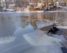 Дети провалились под воду в Черкассах: "Гуляли вместе с собакой и вышли на хрупкий лед"