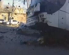 В Одессе неуправляемый автобус разгромил машины и врезался в здание: момент попал на видео