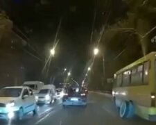 В Киеве у маршрутки на ходу отпали колеса, видео: "Что там по техосмотру?"