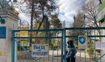 В "ковидной" больнице Одессы пациентам приходится откачивать медсестер: что происходит
