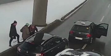 В Киеве водители устроили побоище прямо на мосту: драка попала на видео