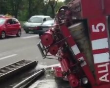 В Харькове трамвай опрокинул пожарную машину, видео: "ехала со световыми сигналами"