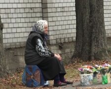 пенсионерка, пенсии, бабушка продает цветы