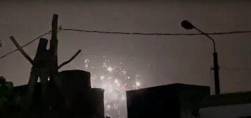 Мужчина устроил запуск фейерверков в разгар войны, видео: "Праздновал день рождения племянницы"