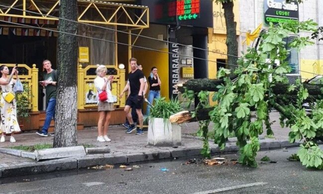 ЧП в центре Киева: город застыл в пробках, кадры происходящего