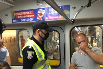 Полиция устроила массовую облаву в метро после указа: "пойманы" десятки киевлян, кадры