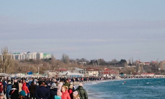 Погода заставила одесситов изолироваться на море, фото: "толпа, как на майские"