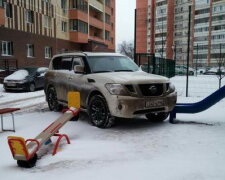 Шинный рыцарь: в Киеве «героям парковки» уродуют авто