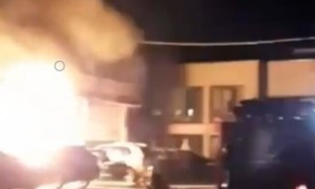 Огонь охватил автомобили под Харьковом, сожжена машина кандидата в мэры: кадры ЧП