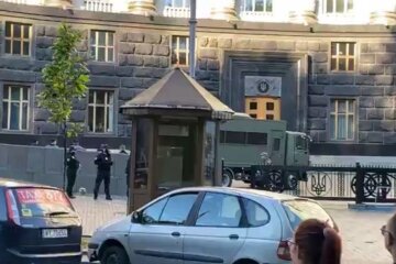 Масштабный бунт в центре Киева: к Кабмину стягивают силовиков, кадры происходящего