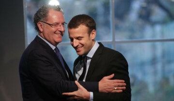министр регионального развития Франции Ришар Ферран и президент Эмманюэль Макрон