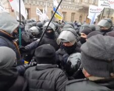 Протест переріс у масовий конфлікт з поліцією в центрі Києва: кадри і що відомо на даний момент