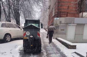 Потужний снігопад накрив Дніпро та область, кадри: мешканцям зробили попередження