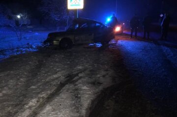 На Київщині водій влетів в електроопору, постраждали 16-річні дівчата: фото з місця аварії