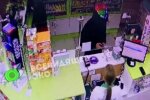 Переполох в киевской аптеке: курьер устроил дебош и попал на видео