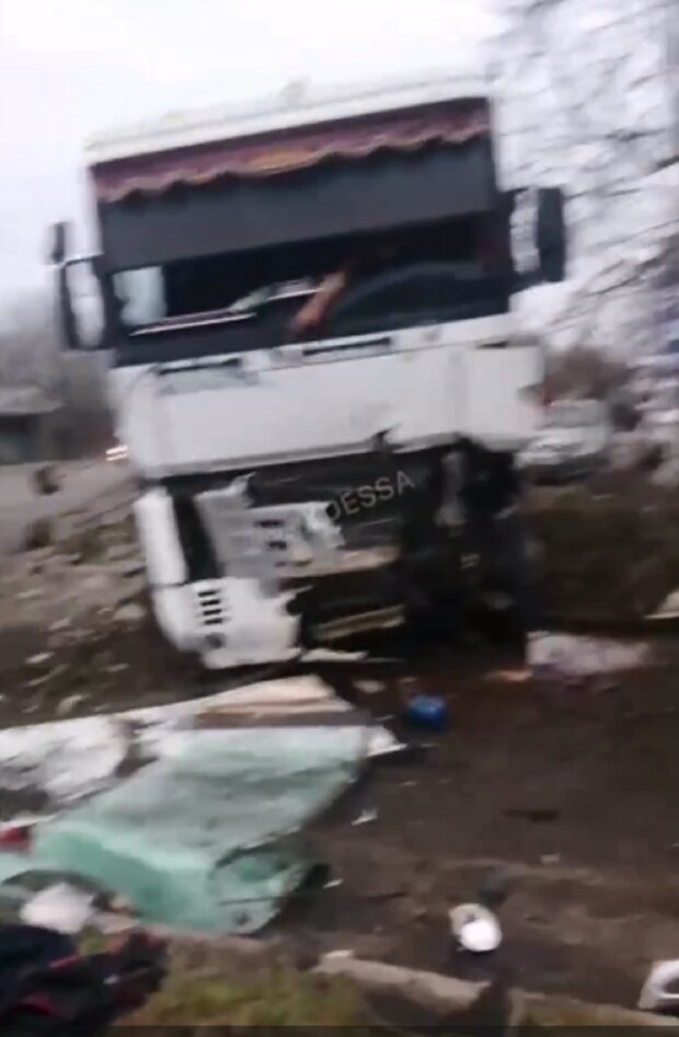 Лютое ДТП в Одессе с участием грузовика, видео, фото 2