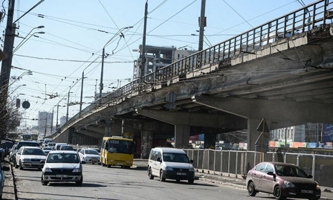 Столичных водителей «порадовали» перекрытими дорогами