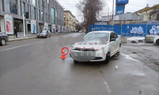 Водій протаранив людей у центрі Дніпра: кадри з місця НП