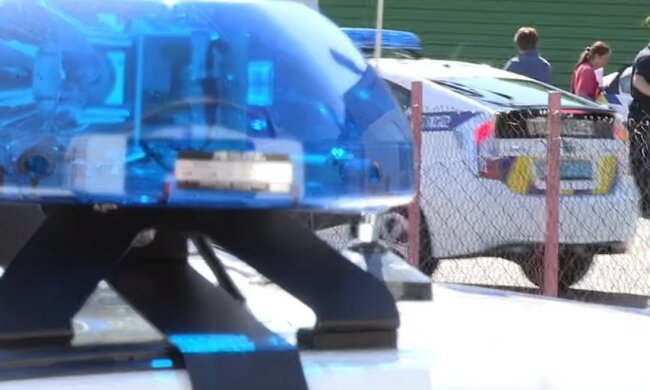 Девушка провалилась в канализацию в Киеве: спасатели бросились на помощь, видео