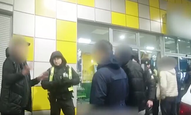 На Київщині 65-річний депутат напав на поліцейських, відео: "плювався і погрожував"