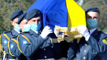 "Вечного вам полета": украинцы попрощались с офицерами и курсантами с Ан-26, кадры последнего пути