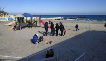 "Вокруг сплошная элитность": одесситы показали опасную детскую площадку на пляже, фото
