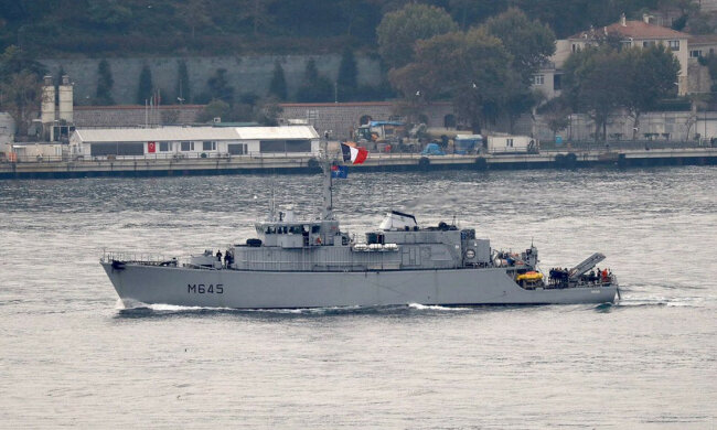 Ударна сила НАТО увійшла в Чорне море: яскраві кадри