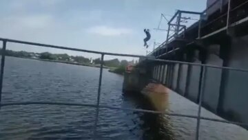 Під Дніпром підліток "подорожував" на вантажному поїзді і зістрибнув з моста, кадри