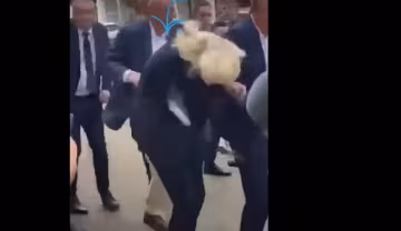 Подругу путина закидали яйцами прямо на улице: момент атаки попал на видео