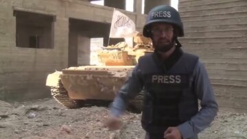 За спиною журналіста «Аль-Джазіри» вибухнув танк (відео)