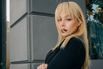 Кароль в модном костюме облилась бутылкой шампанского и показала, как надо веселиться: кадры
