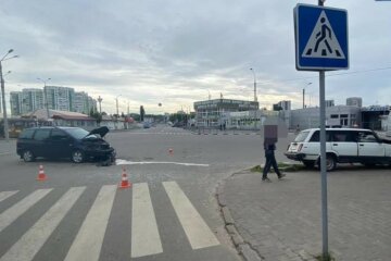 В Харькове автомобиль "отлетел" на тротуар, есть пострадавшие: детали и кадры аварии