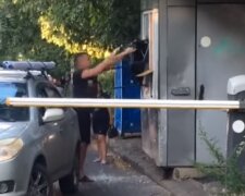 Таксист устроил погром на парковке в Одессе, видео: "Отказался платить"