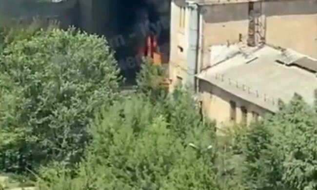 Масштабна пожежа розгорілася в історичній частині Києва, відео: кинуто сили рятувальників