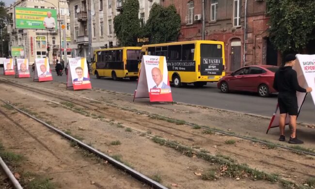 В Одессе заставили трамвайную линию сплошной агитацией, жители в гневе: "Воровали и будут воровать"