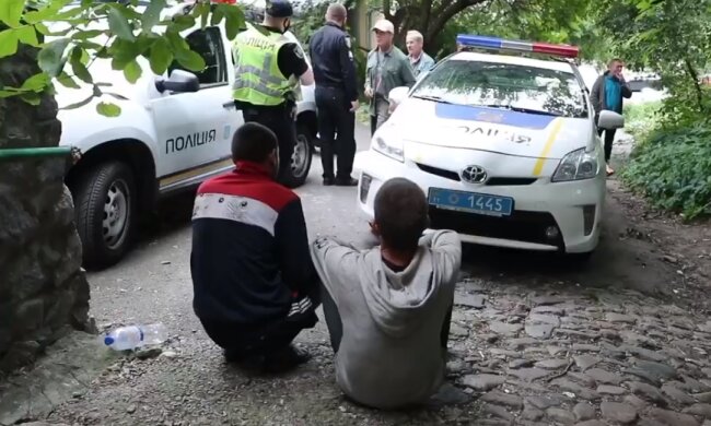 Вандали обдерли знаменитий замок у центрі Києва, відео: "Хотіли заробити"