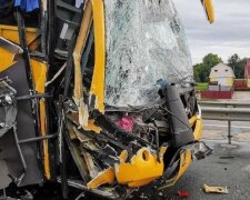 "На полном ходу врезался": автобус с украинцами разбился на трассе, первые фото