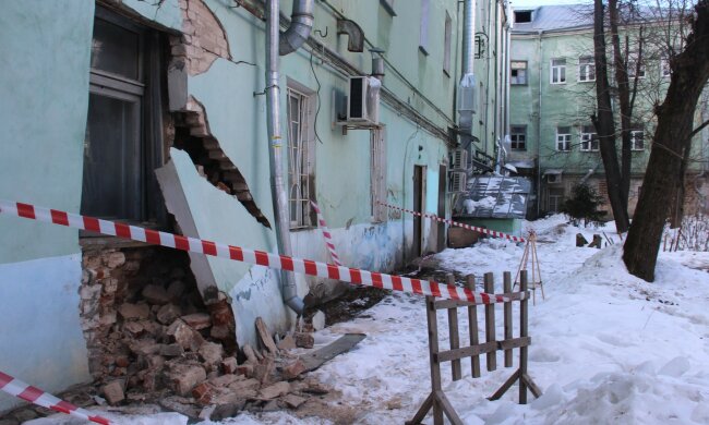 «Суперклеєм треба»: як могутньої Росії лагодять будинку скотчем, кадри ганьби