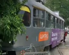 В Одесі трамвай з людьми зійшов з рейок і врізався в дерево: відео НП