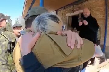 Больше 2 месяцев в оккупации: жители Харьковщины встретили ВСУ со слезами на глазах, кадры