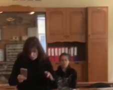 Восьмикласник бризнув "перцівкою" в обличчя вчителю: кадри НП в Одеській школі